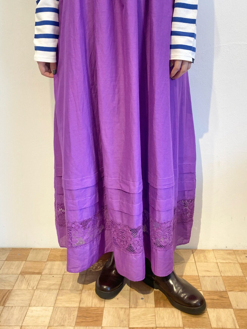 パープル系のワンピース、ブルー系のTシャツ/カットソーを着用したレディースの秋コーディネートの5枚目の写真