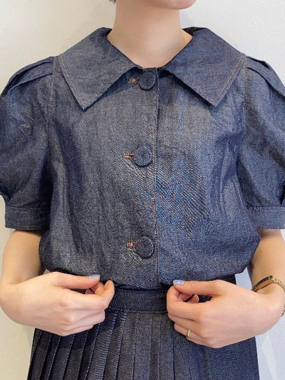 ブルー系のデニムスカート、ブルー系のシャツ/ブラウスを着用したレディースの春コーディネートの3枚目の写真