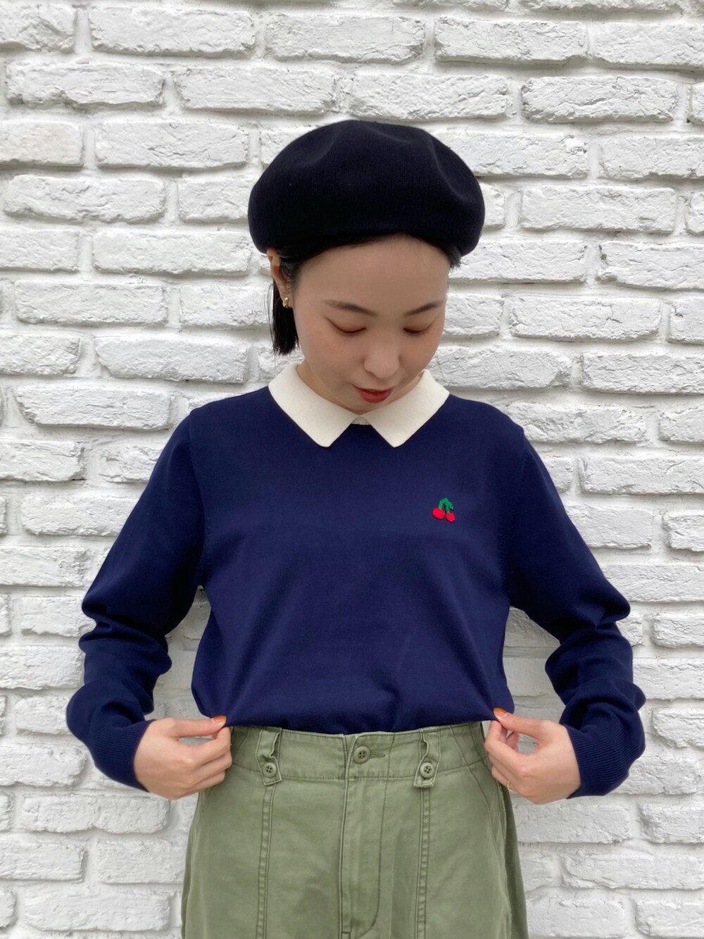 ブルー系のニット/セーター、グリーン系のその他パンツを着用したレディースの秋コーディネートの2枚目の写真