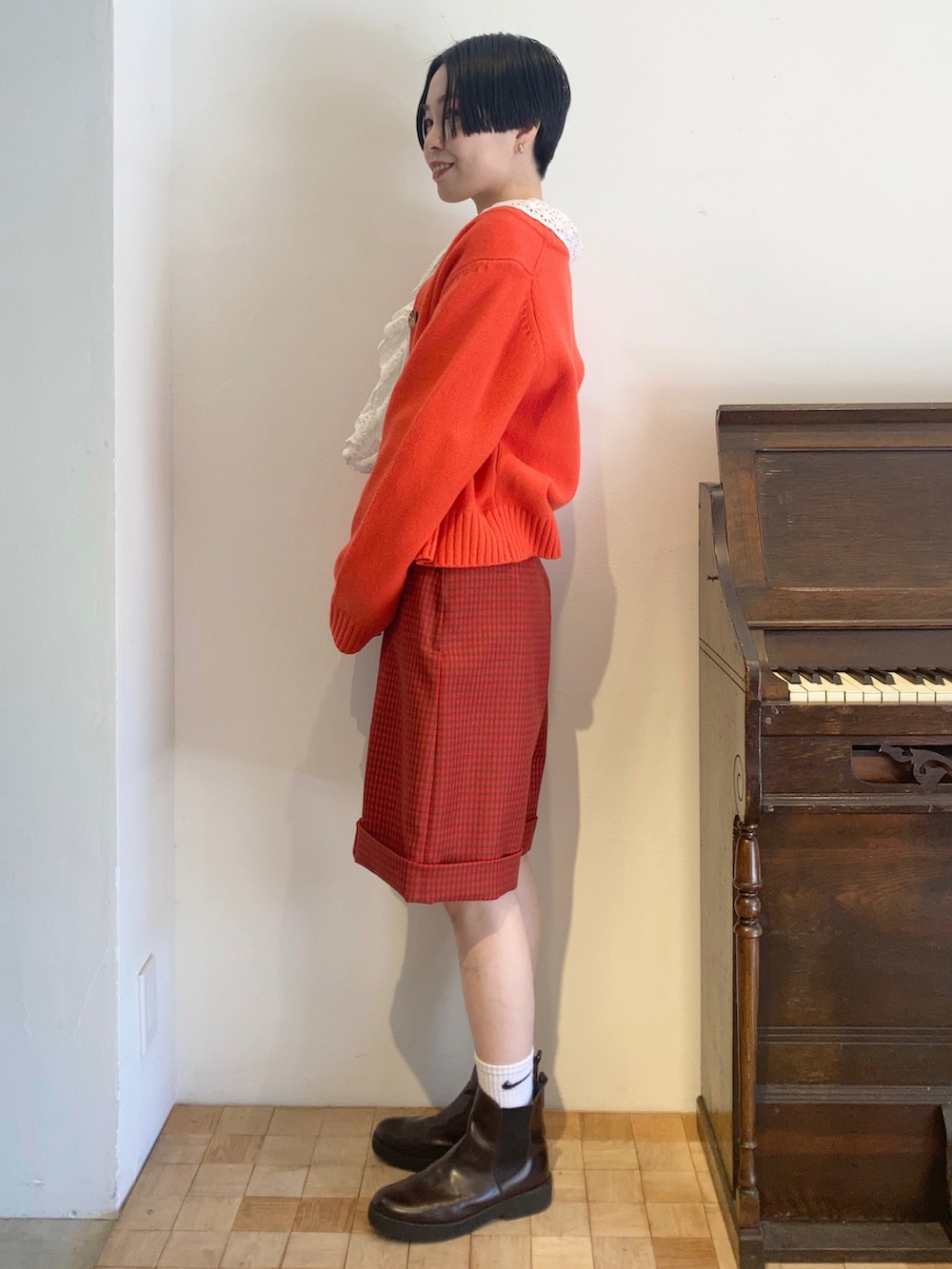 ホワイト系のシャツ/ブラウス、オレンジ系のカーディガン/ボレロ、レッド系のその他パンツを着用したレディースの秋コーディネートの3枚目の写真