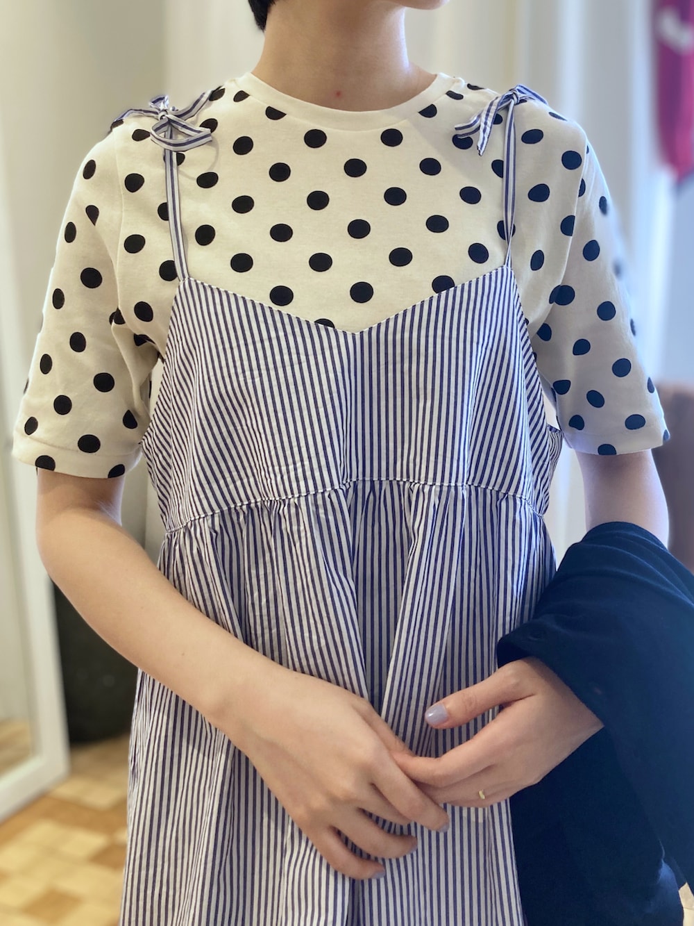 ブルー系のワンピース、ホワイト系のTシャツ/カットソー、ブラック系のカーディガン/ボレロを着用したレディースの春コーディネートの3枚目の写真
