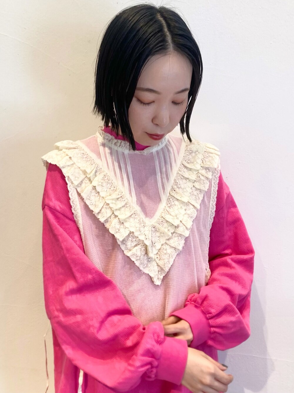 ブラック系のスカート、ホワイト系のシャツ/ブラウス、ピンク系のTシャツ/カットソーを着用したレディースの秋コーディネートの4枚目の写真