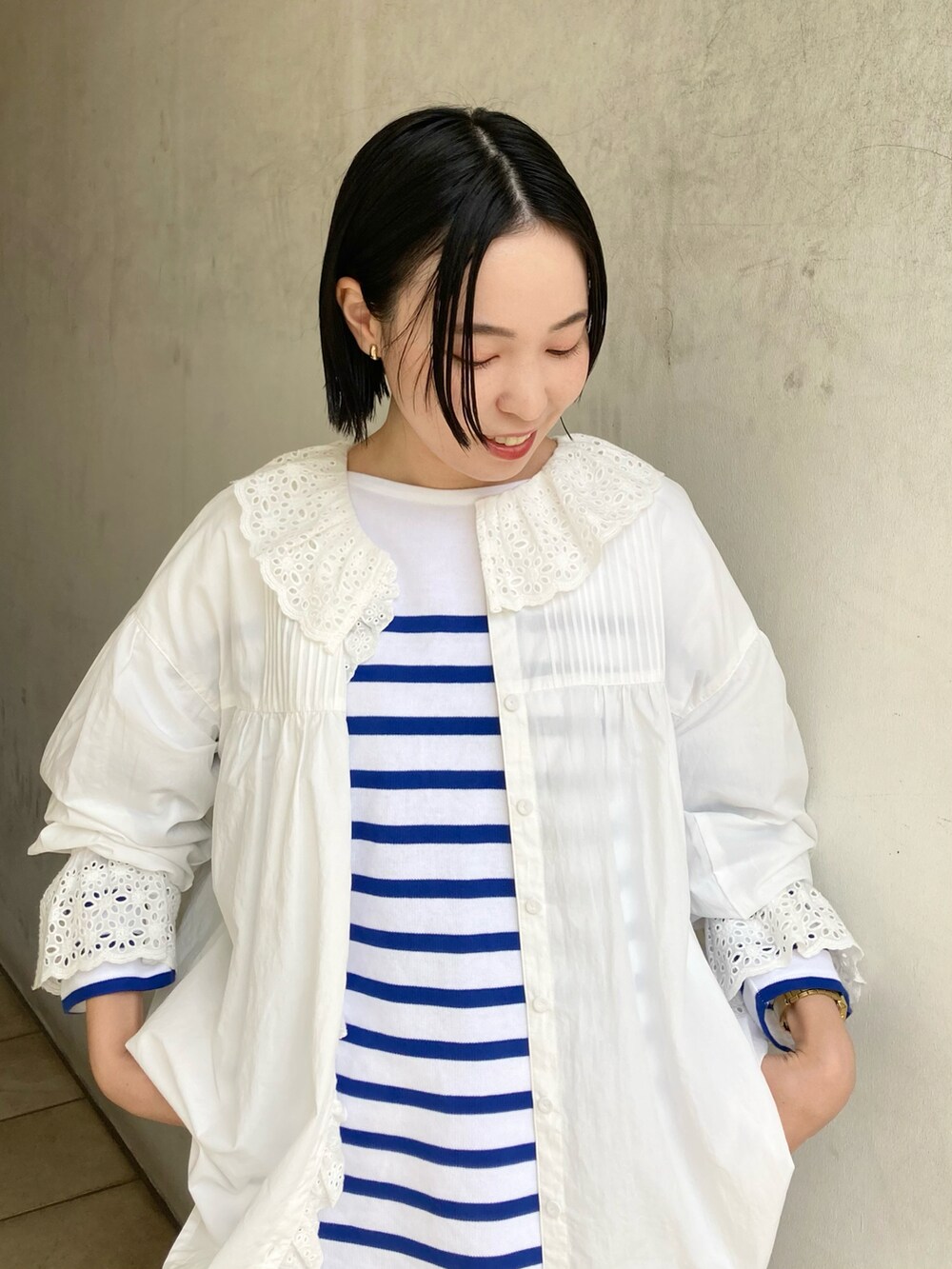ホワイト系のシャツ/ブラウス、ブルー系のTシャツ/カットソー、オレンジ系のレギンス/スパッツを着用したレディースの秋コーディネートの2枚目の写真