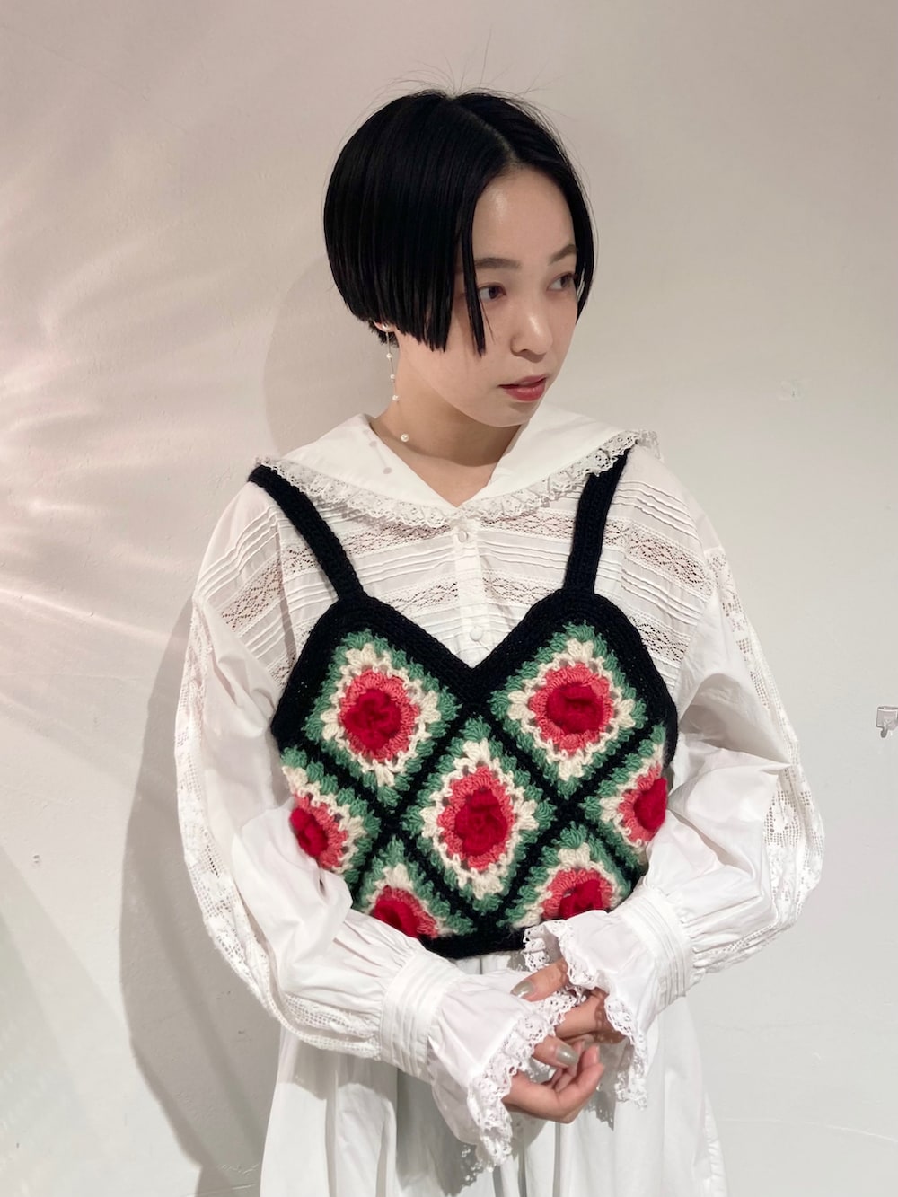 グリーン系のその他パンツ、ホワイト系のワンピース、その他のニット/セーターを着用したレディースの秋コーディネートの2枚目の写真