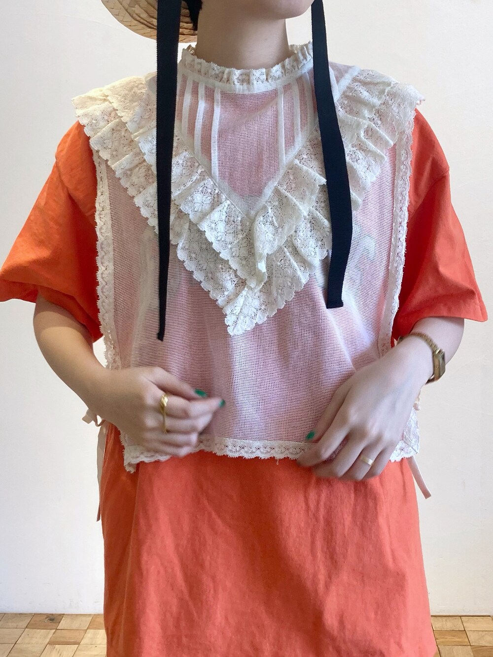 ブラック系のその他パンツ、ホワイト系のシャツ/ブラウス、オレンジ系のTシャツ/カットソーを着用したレディースの春コーディネートの3枚目の写真