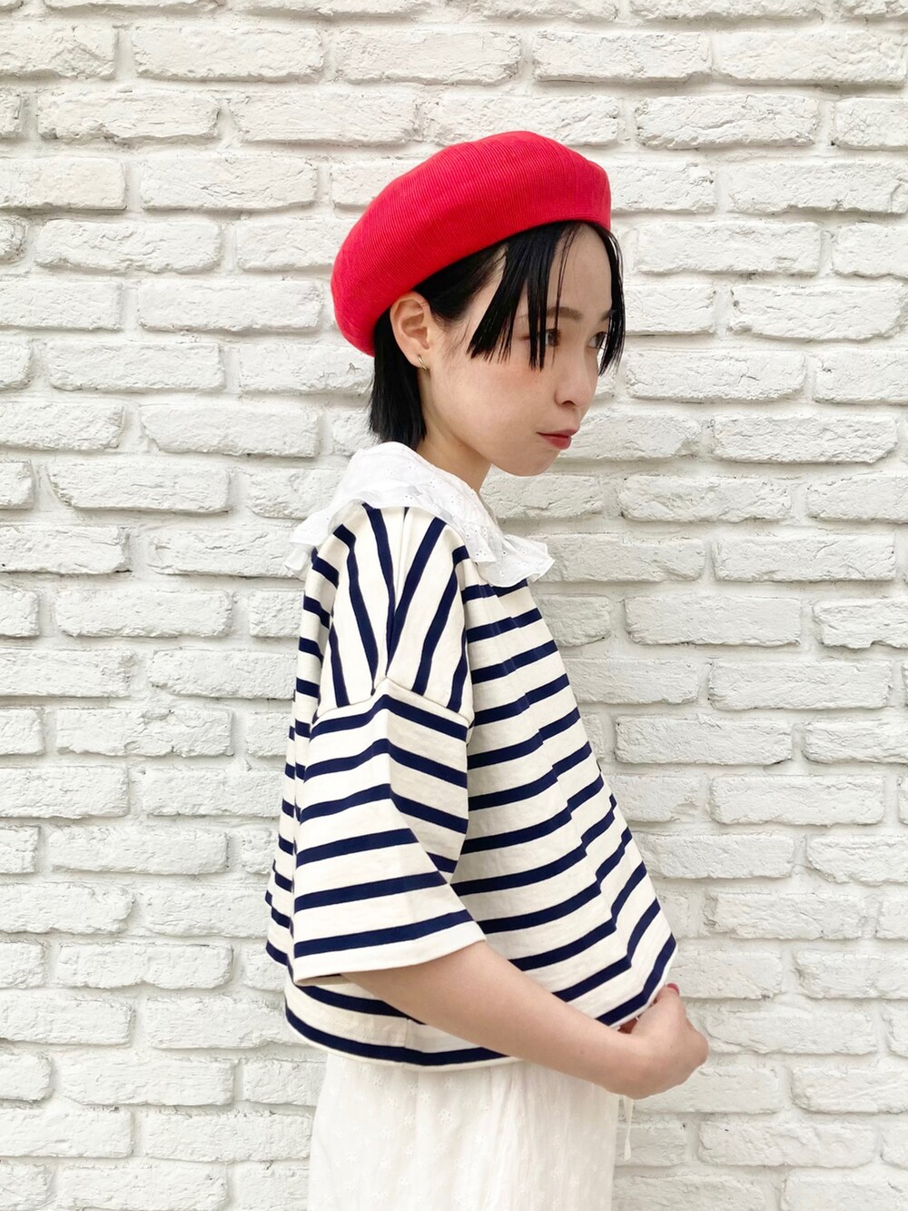 ホワイト系のつなぎ/オールインワン、ホワイト系のTシャツ/カットソー、レッド系のハンチング/ベレー帽を着用したレディースの春コーディネートの3枚目の写真