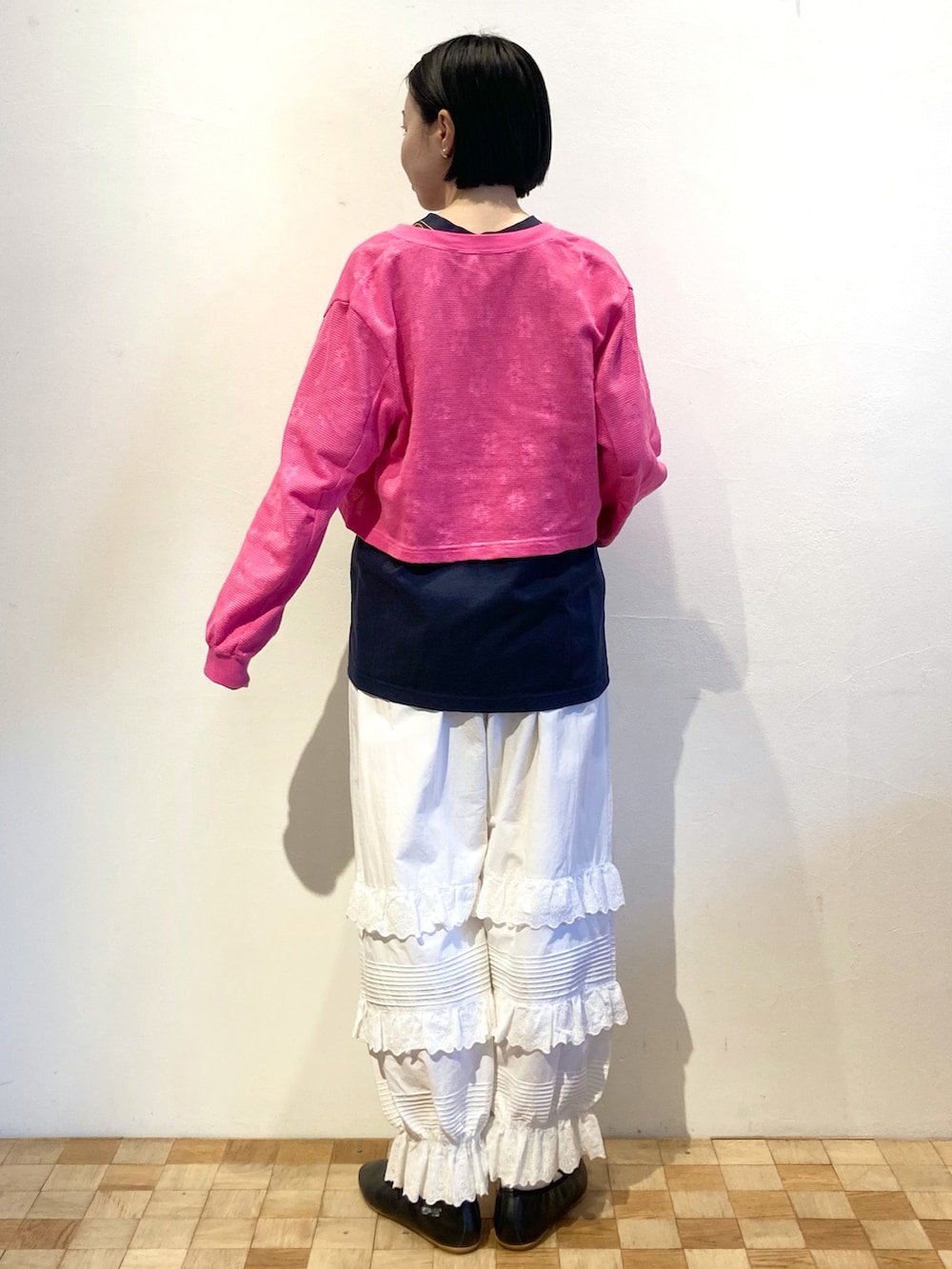 ホワイト系のその他パンツ、ブルー系のTシャツ/カットソー、ピンク系のカーディガン/ボレロを着用したレディースの秋コーディネートの2枚目の写真