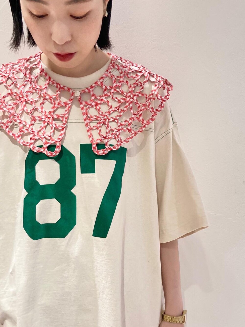 ホワイト系のTシャツ/カットソー、ブルー系のデニムパンツ、レッド系の付け襟を着用したレディースの春コーディネートの5枚目の写真