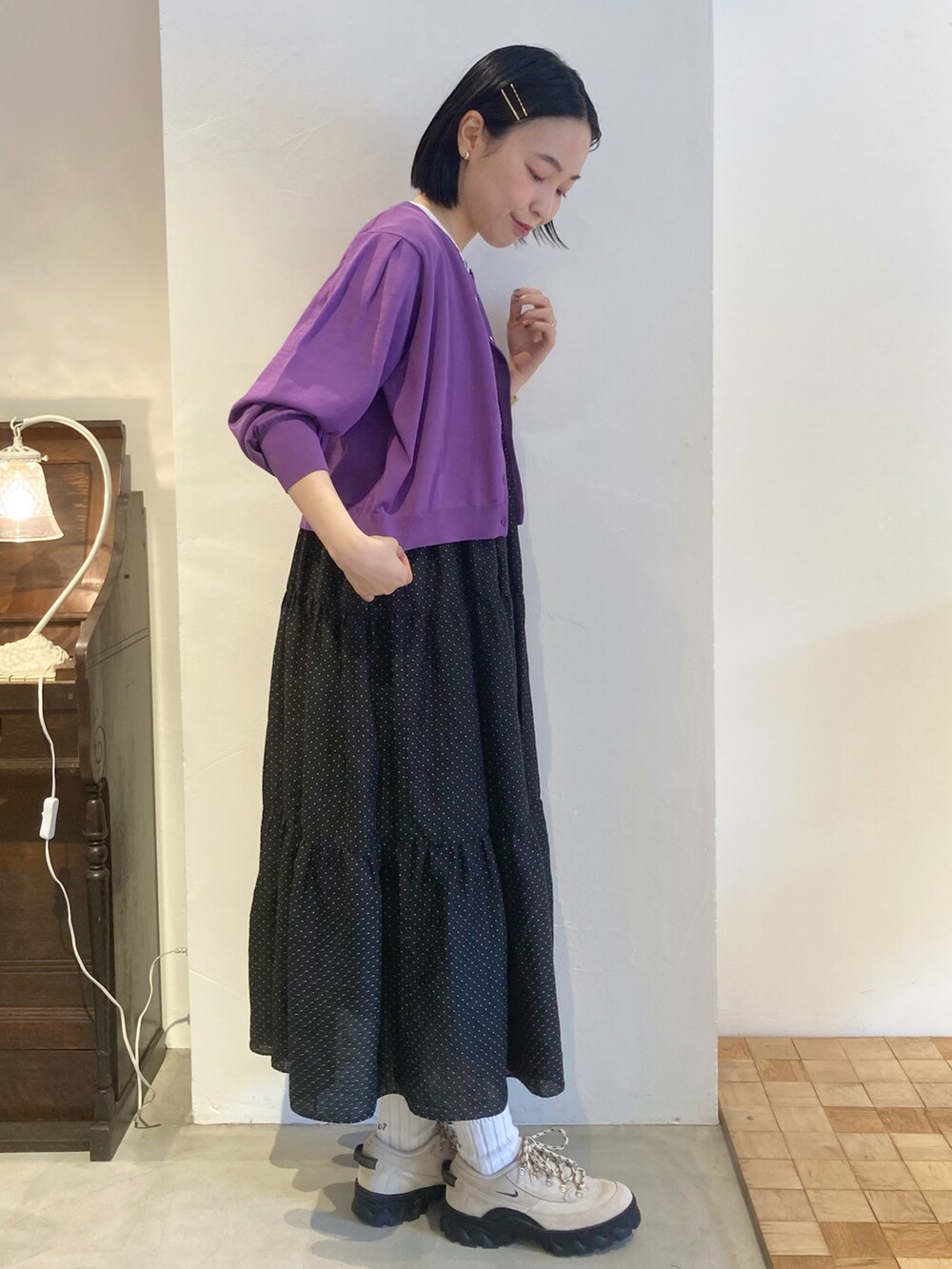 ブラック系のワンピース、パープル系のカーディガン/ボレロ、ブルー系のTシャツ/カットソーを着用したレディースの夏コーディネートの3枚目の写真