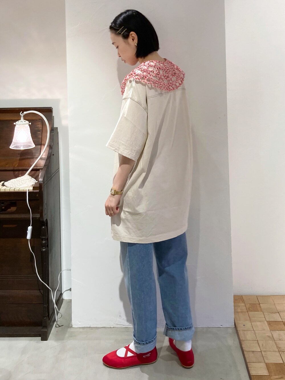 ホワイト系のTシャツ/カットソー、ブルー系のデニムパンツ、レッド系の付け襟を着用したレディースの春コーディネートの4枚目の写真