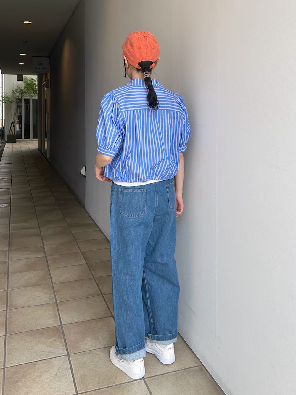 ブルー系のデニムパンツ、ブラック系のTシャツ/カットソー、ブルー系のシャツ/ブラウスを着用したレディースの春コーディネートの3枚目の写真