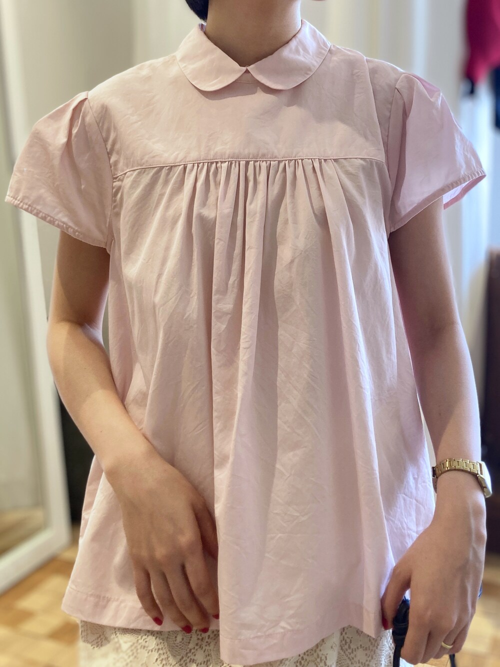 ピンク系のシャツ/ブラウス、ホワイト系のその他パンツを着用したレディースの春コーディネートの3枚目の写真