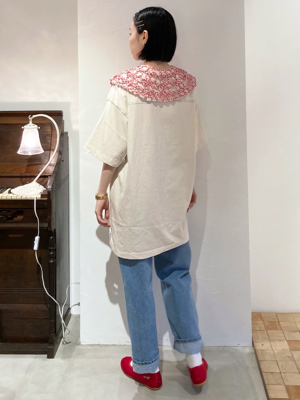 ホワイト系のTシャツ/カットソー、ブルー系のデニムパンツ、レッド系の付け襟を着用したレディースの春コーディネートの3枚目の写真