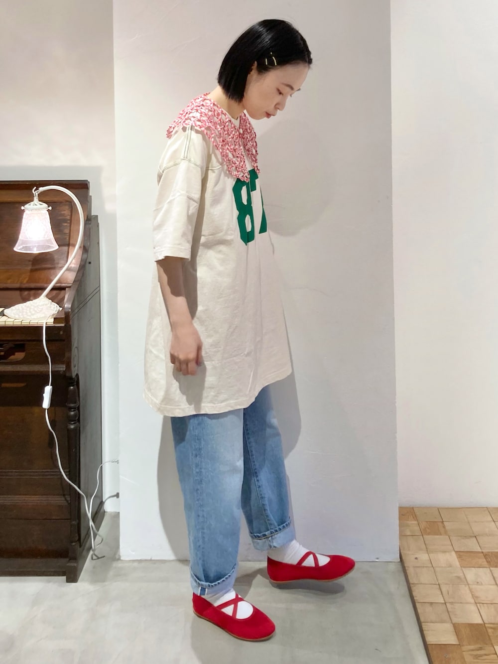 ホワイト系のTシャツ/カットソー、ブルー系のデニムパンツ、レッド系の付け襟を着用したレディースの春コーディネートの2枚目の写真