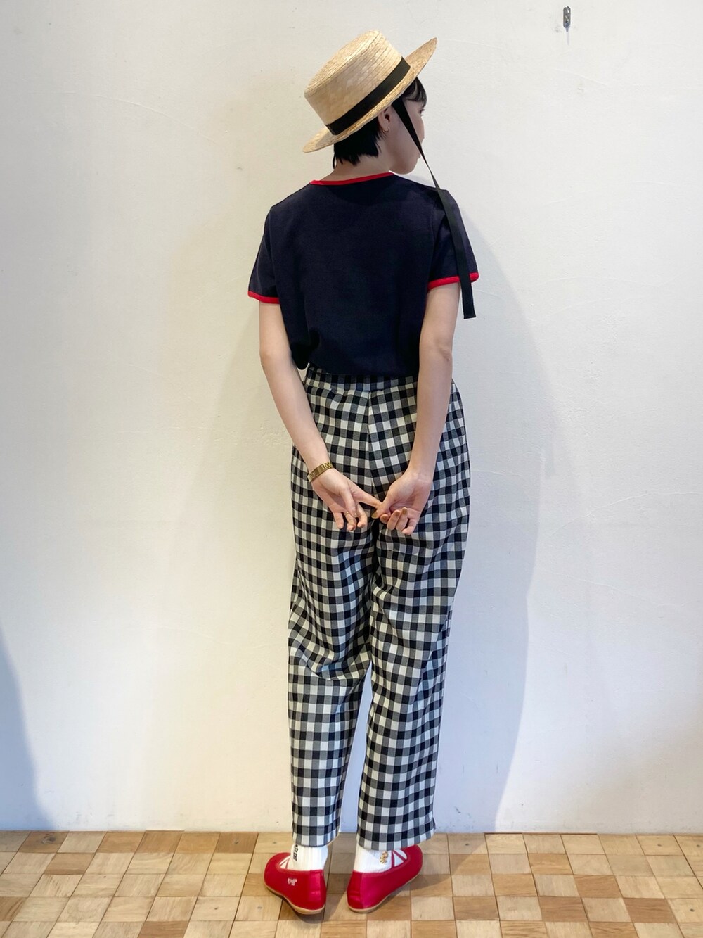 ブラック系のその他パンツ、ブルー系のTシャツ/カットソーを着用したレディースの春コーディネートの3枚目の写真