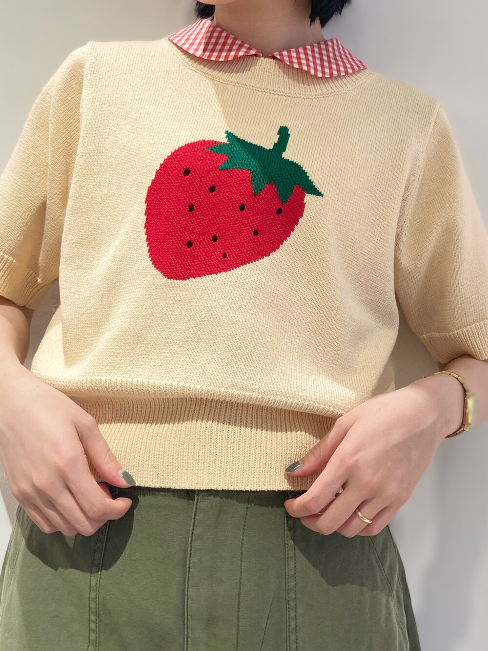 グリーン系のその他パンツ、ホワイト系のニット/セーター、レッド系のシャツ/ブラウスを着用したレディースの夏コーディネートの4枚目の写真