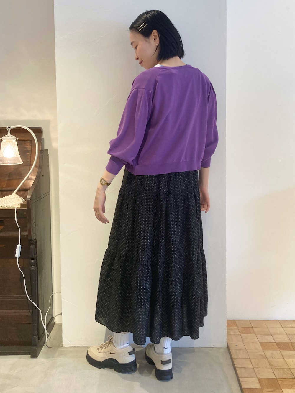 ブラック系のワンピース、パープル系のカーディガン/ボレロ、ブルー系のTシャツ/カットソーを着用したレディースの夏コーディネートの4枚目の写真