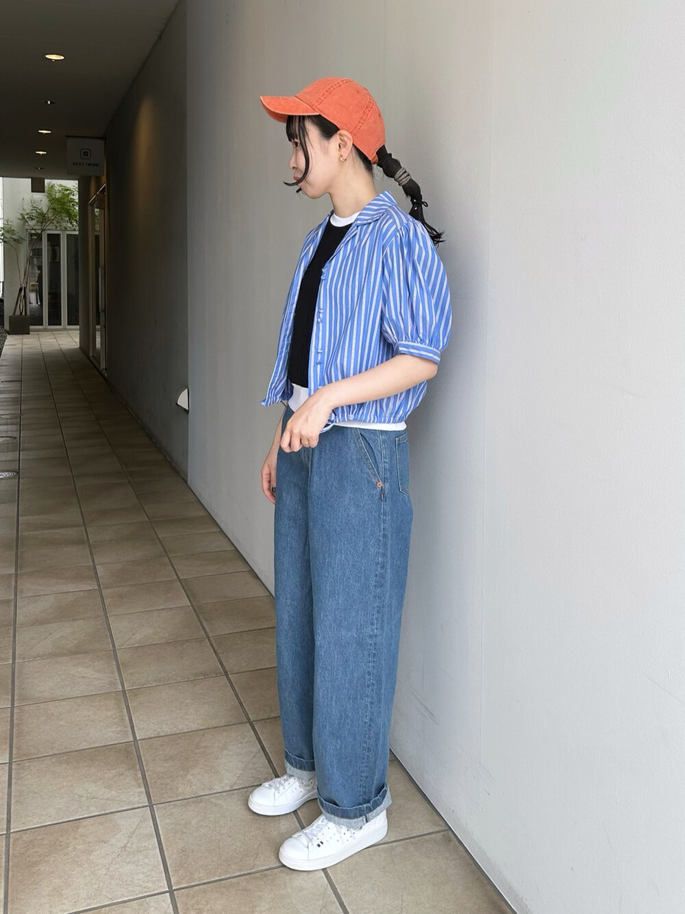 ブルー系のデニムパンツ、ブラック系のTシャツ/カットソー、ブルー系のシャツ/ブラウスを着用したレディースの春コーディネートの4枚目の写真