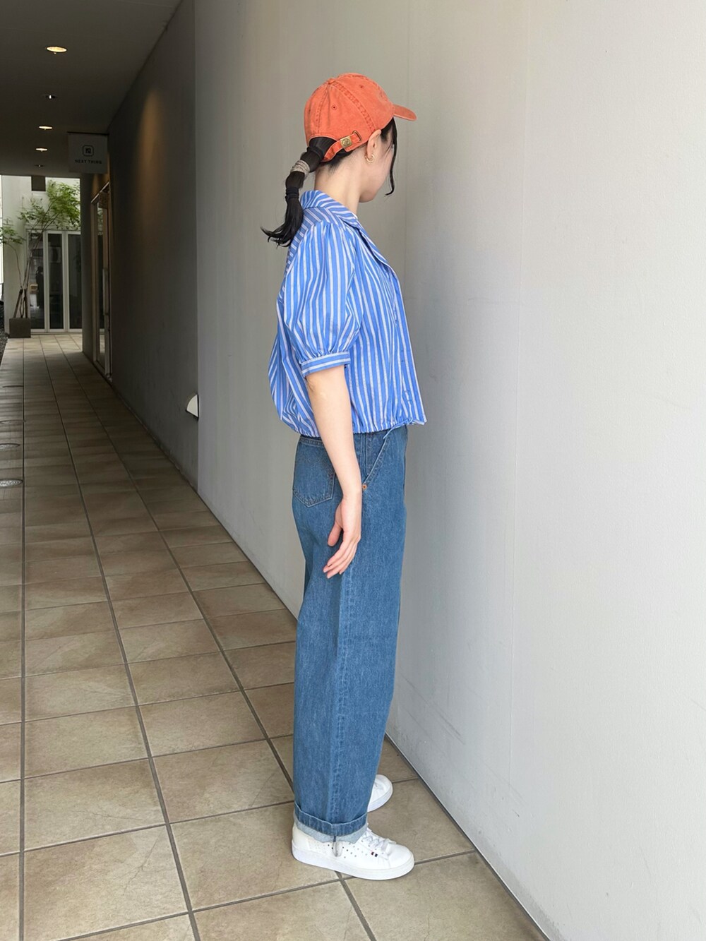 ブルー系のデニムパンツ、ブラック系のTシャツ/カットソー、ブルー系のシャツ/ブラウスを着用したレディースの春コーディネートの2枚目の写真