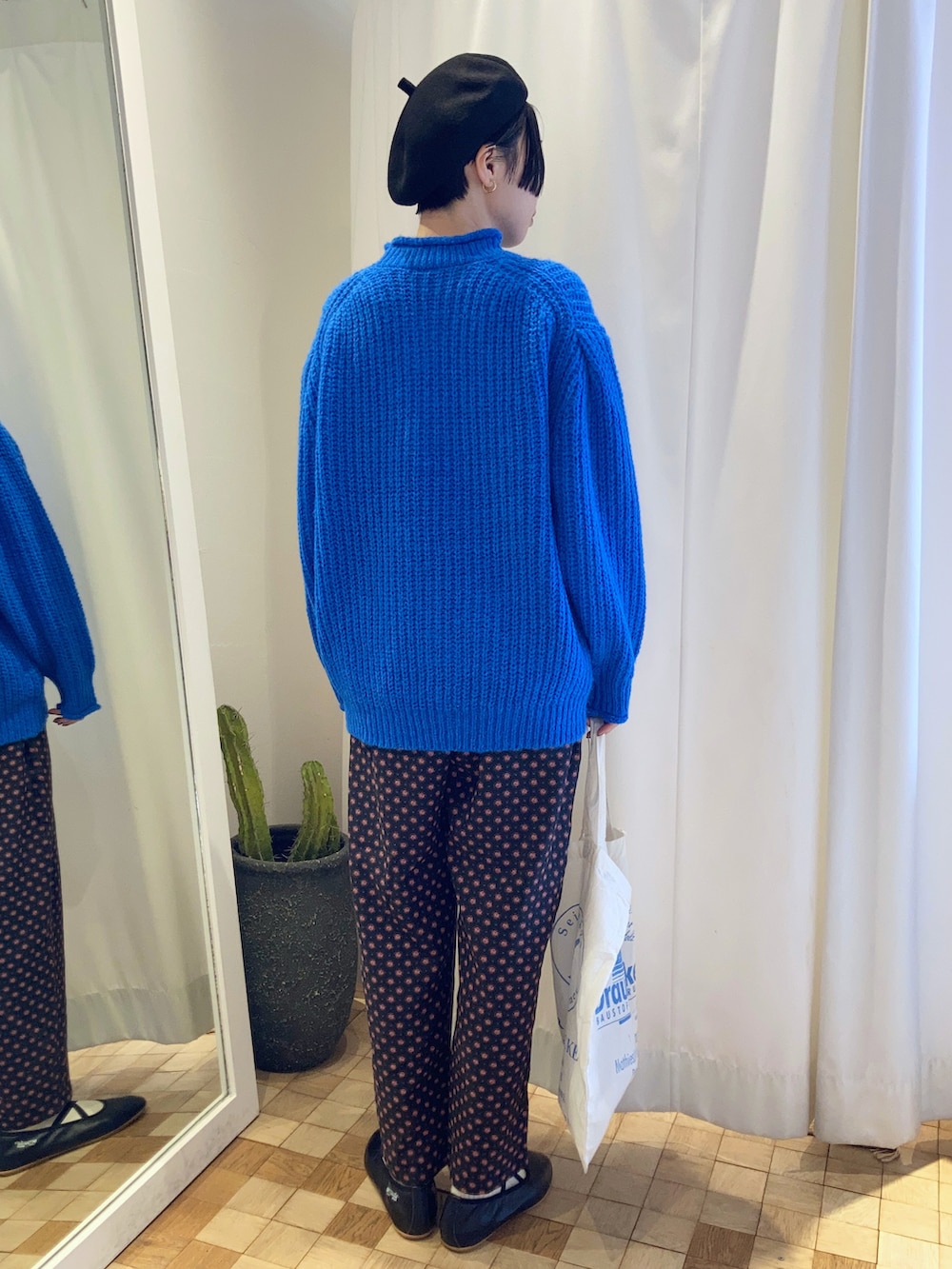 ブラック系のその他パンツ、ブルー系のニット/セーター、ブラック系のバレエシューズを着用したレディースの冬コーディネートの2枚目の写真