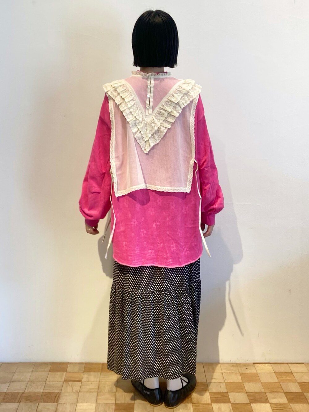 ブラック系のスカート、ホワイト系のシャツ/ブラウス、ピンク系のTシャツ/カットソーを着用したレディースの秋コーディネートの3枚目の写真