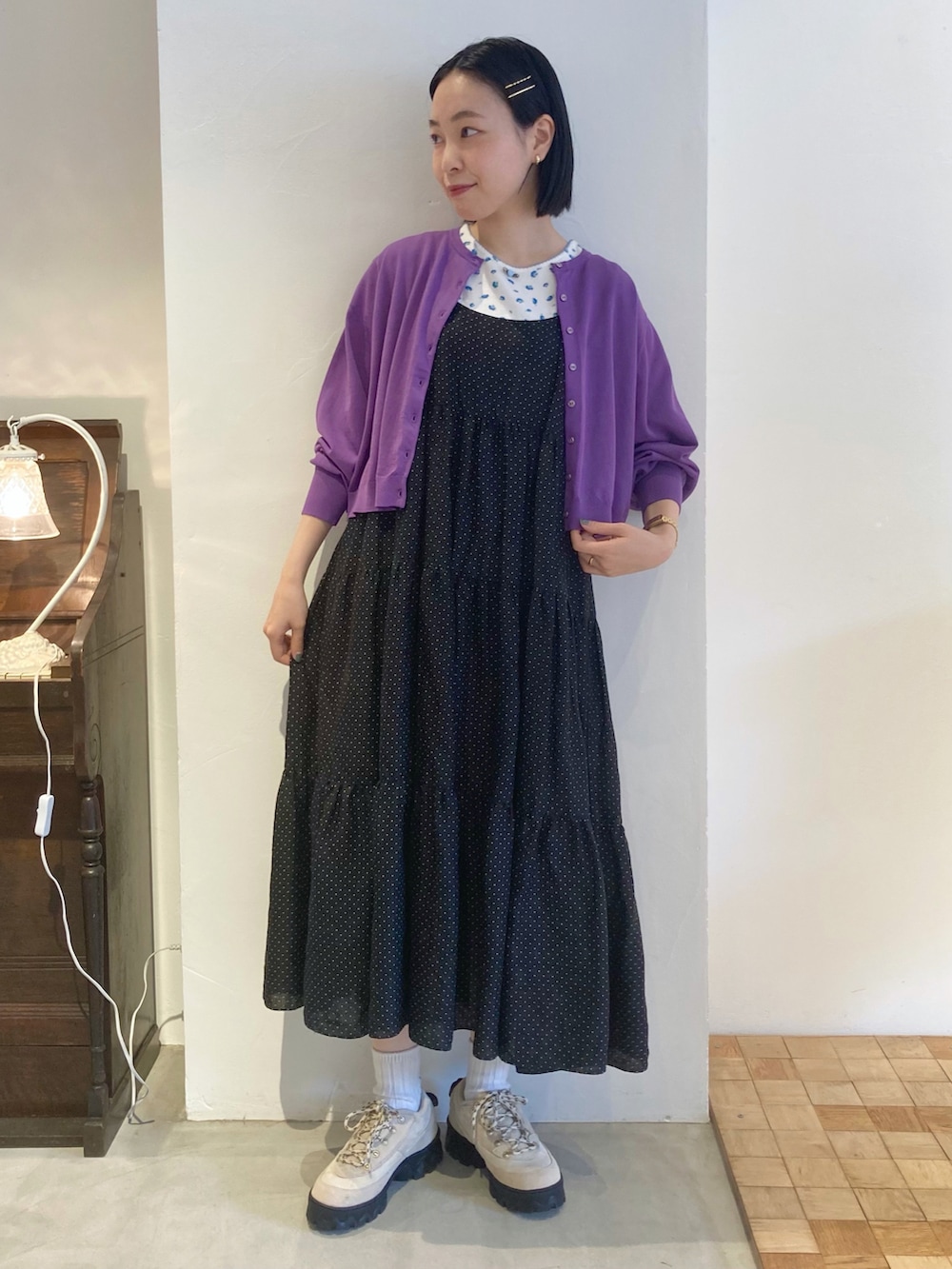 ブラック系のワンピース、パープル系のカーディガン/ボレロ、ブルー系のTシャツ/カットソーを着用したレディースの夏コーディネートの2枚目の写真