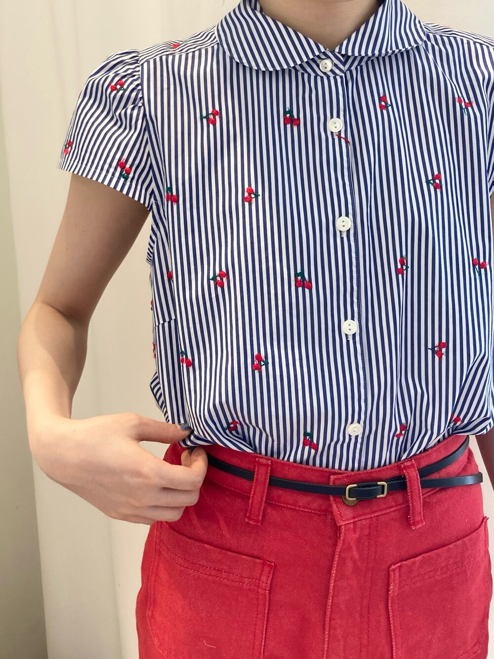 レッド系のデニムパンツ、ブルー系のシャツ/ブラウスを着用したレディースの夏コーディネートの4枚目の写真