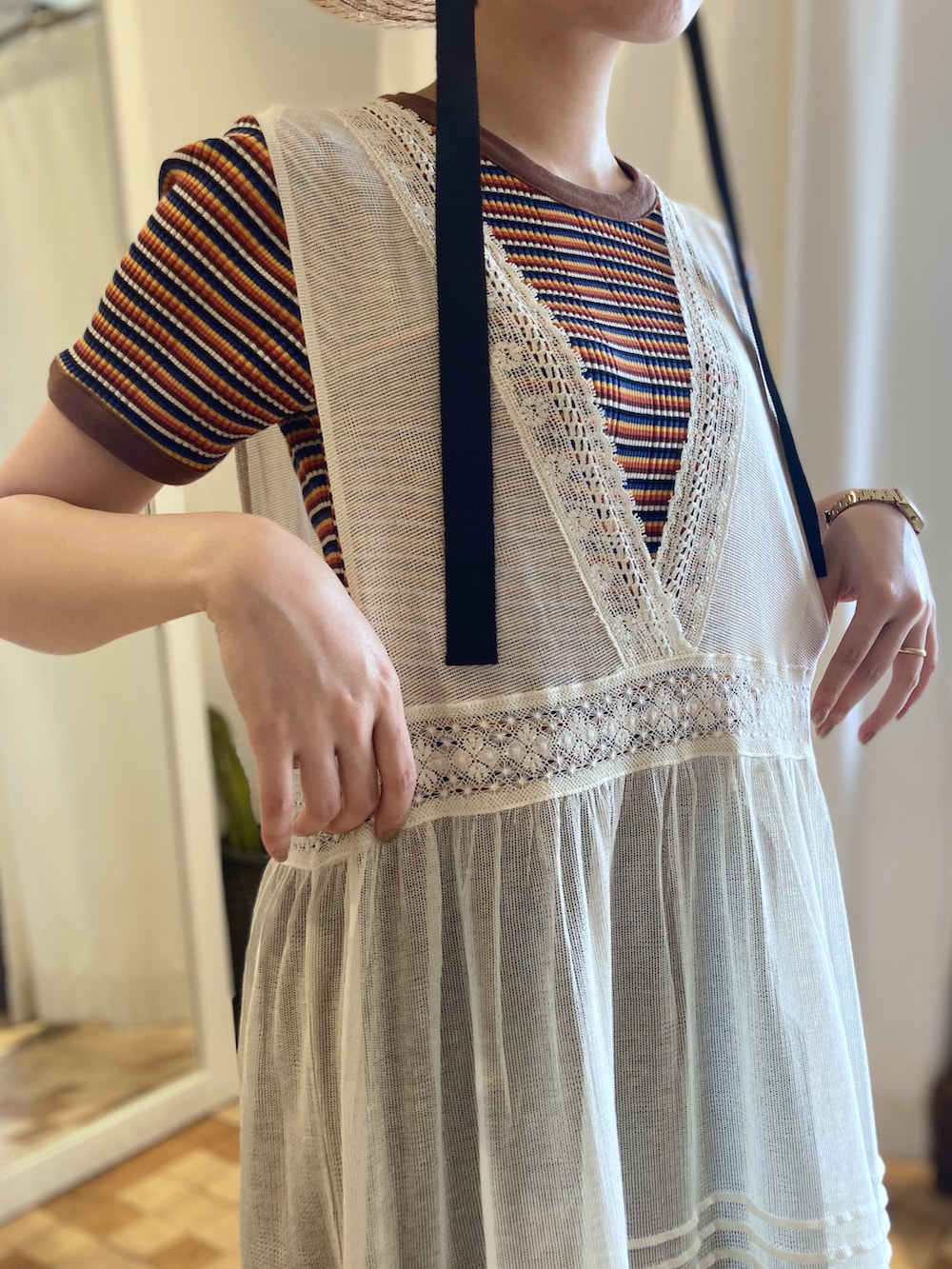 ブラウン系のTシャツ/カットソー、ホワイト系のワンピースを着用したレディースの春コーディネートの4枚目の写真