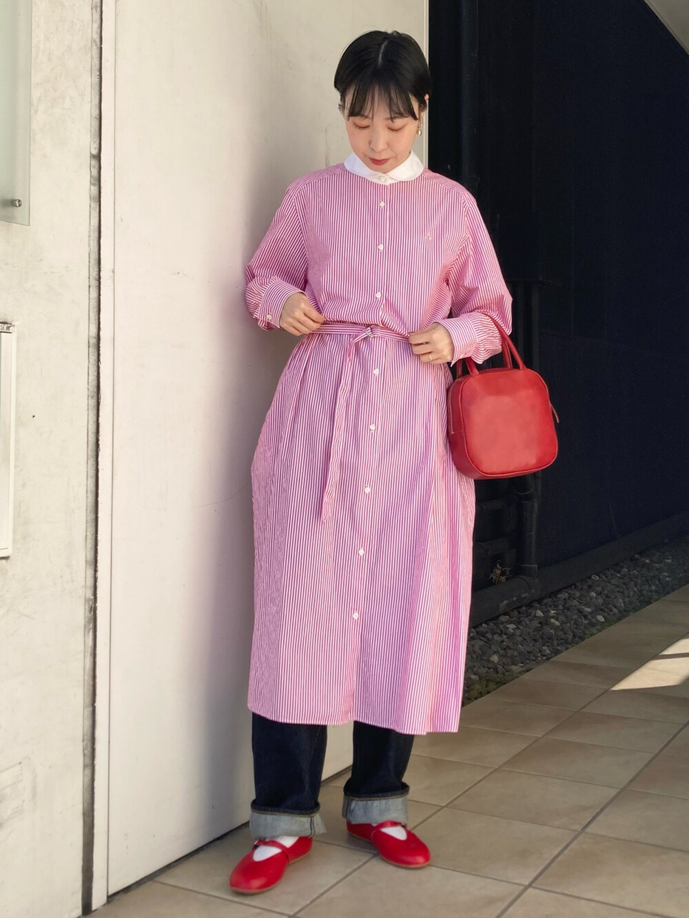 ホワイト系のニット/セーター、ピンク系のワンピース、ブルー系のデニムパンツを着用したレディースの冬コーディネートの4枚目の写真