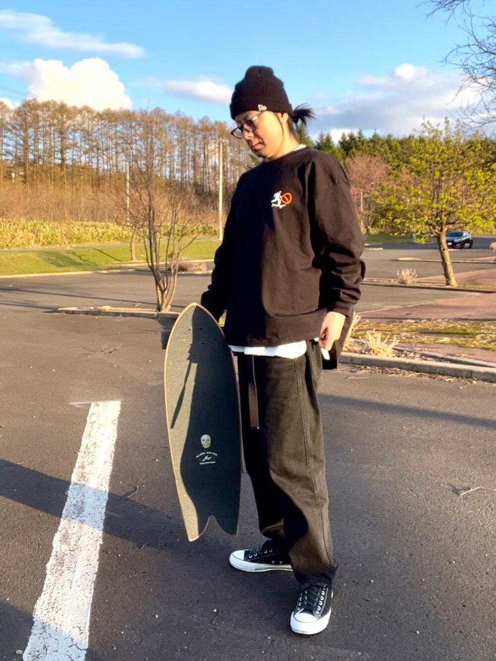 ブラック系のTシャツ/カットソー、グレー系のデニムパンツを着用したメンズの春コーディネートの2枚目の写真