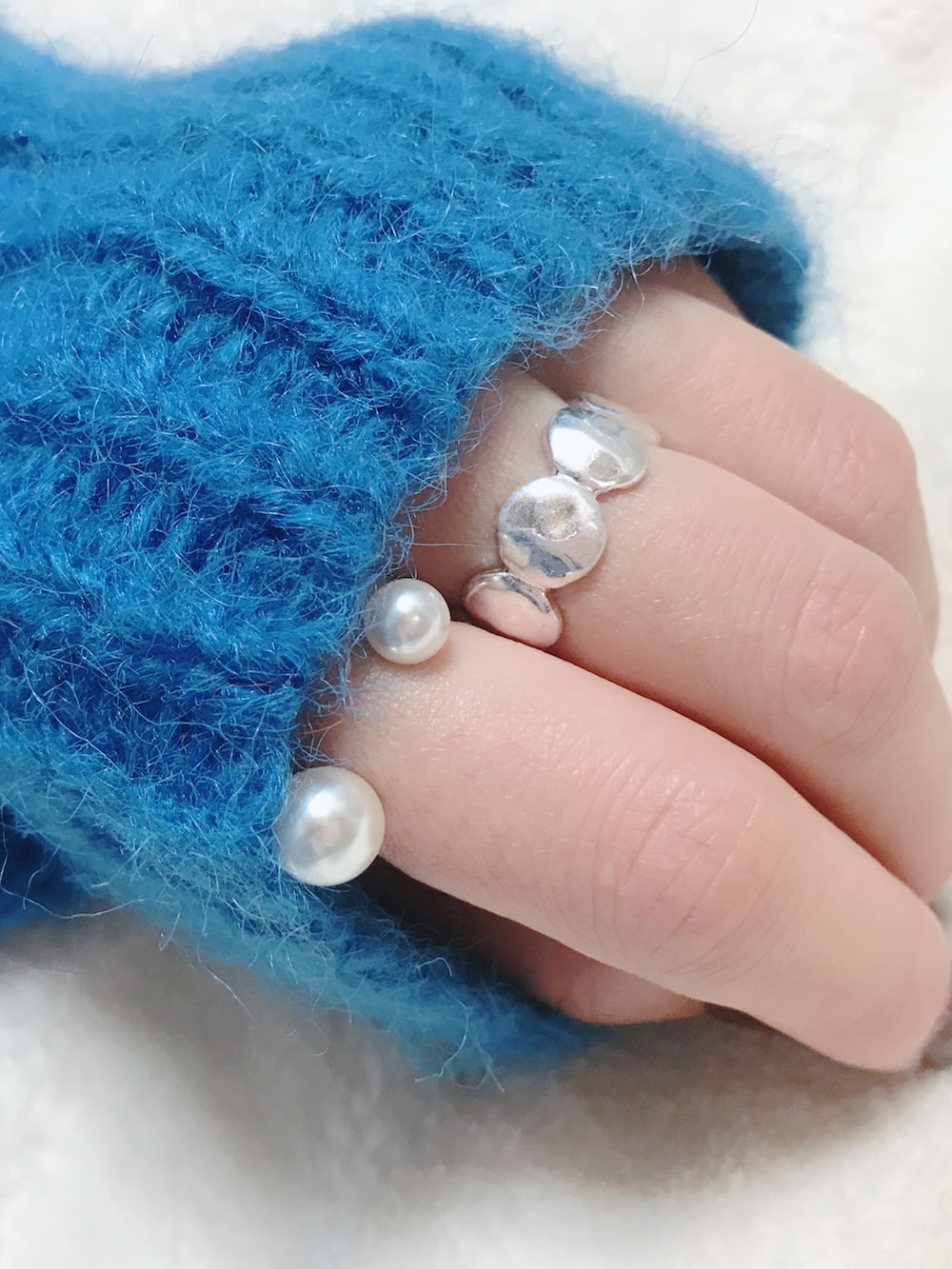 「winbyM、ilsolore、Helm、maisonvert、UNIQLO、ユニクロ、しまむら購入品、しまパト、しまむら、プチプラファッション、プチプラコーデ、ブルーニット、青ニット」｜「Helmのアイテム（ベスト、ホワイト系）」を使った、さやかさん（レディース・161cm）の秋コーディネートの2枚目の写真