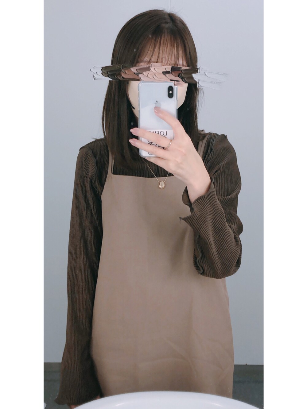 ブラウン系のトップス、ベージュ系のワンピース/ドレス、ゴールド系のネックレスを着用したレディースの冬コーディネートの2枚目の写真