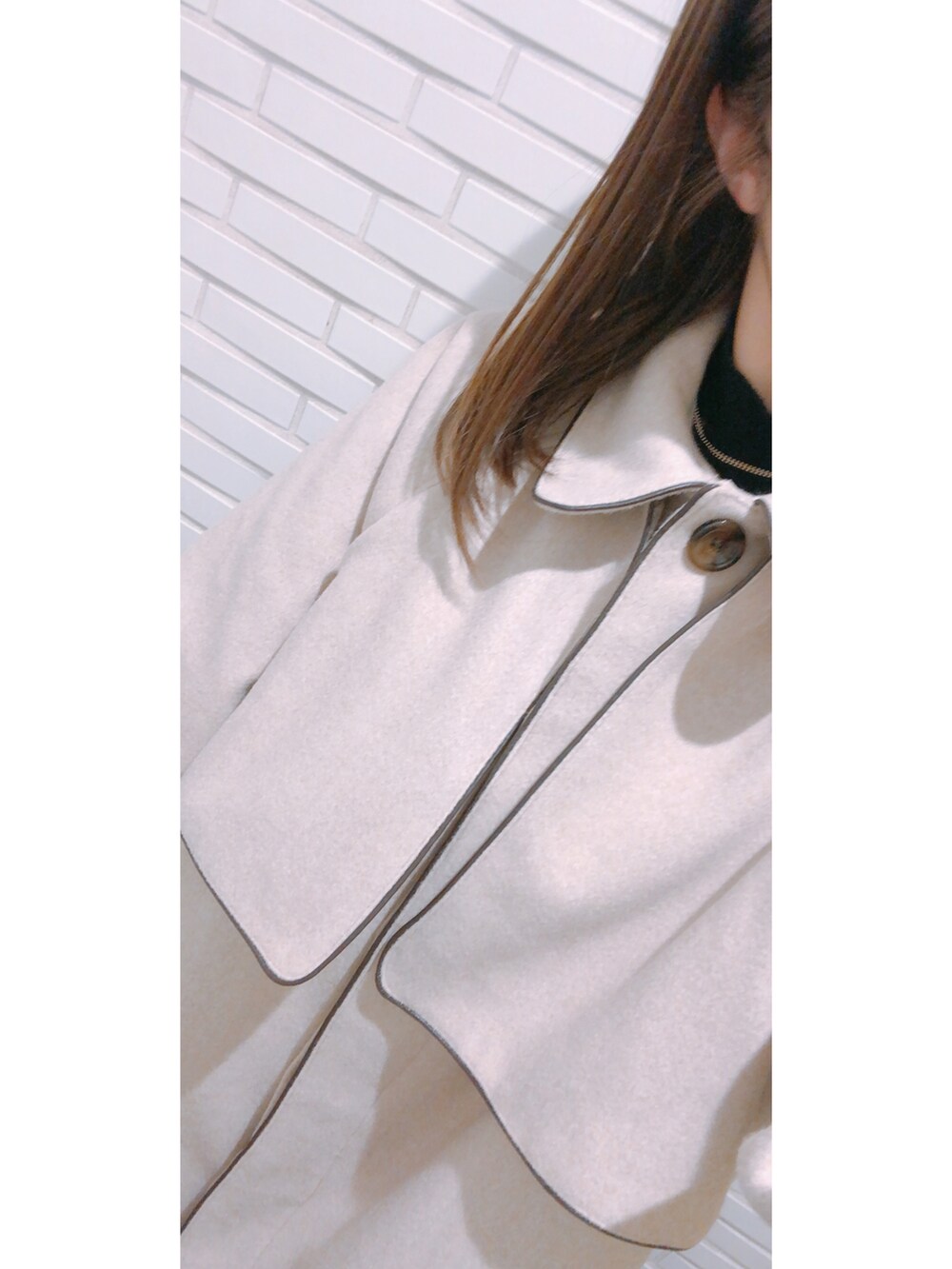 ブラウン系のバッグ、ブラウン系のシューズ、ブラック系のパンツを着用したレディースの冬コーディネートの3枚目の写真