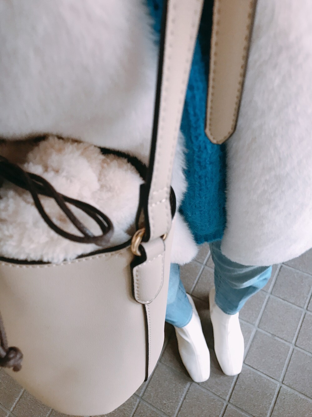 「winbyM、ilsolore、Helm、maisonvert、UNIQLO、ユニクロ、しまむら購入品、しまパト、しまむら、プチプラファッション、プチプラコーデ、ブルーニット、青ニット」｜「Helmのアイテム（ベスト、ホワイト系）」を使った、さやかさん（レディース・161cm）の秋コーディネートの5枚目の写真