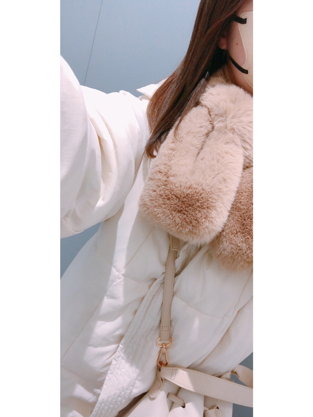 ベージュ系のニット/セーター、ホワイト系のカーディガン/ボレロ、ブラウン系のその他パンツを着用したレディースの冬コーディネートの3枚目の写真