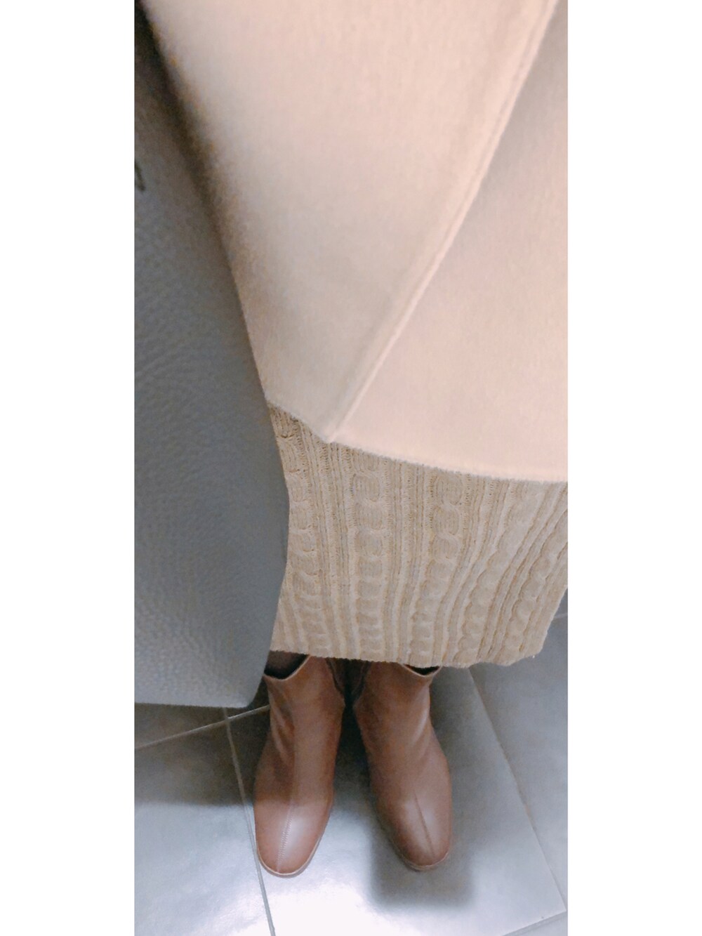 ベージュ系のジャケット/アウター、ブラック系のバッグ、ブラウン系のスカートを着用したレディースの冬コーディネートの3枚目の写真