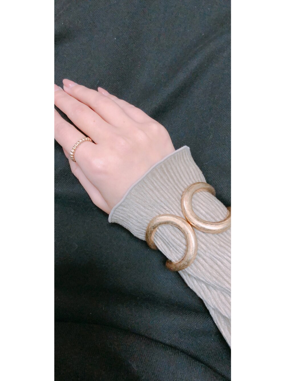 ホワイト系のダウンジャケット/コート、ブラック系のバッグ、ベージュ系のトップスを着用したレディースの冬コーディネートの5枚目の写真