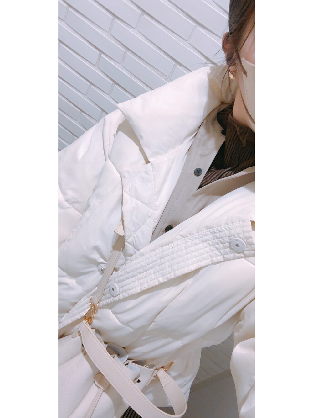 ブラウン系のパンプス、ブラウン系のパンツ、ベージュ系のシャツ/ブラウスを着用したレディースの冬コーディネートの2枚目の写真