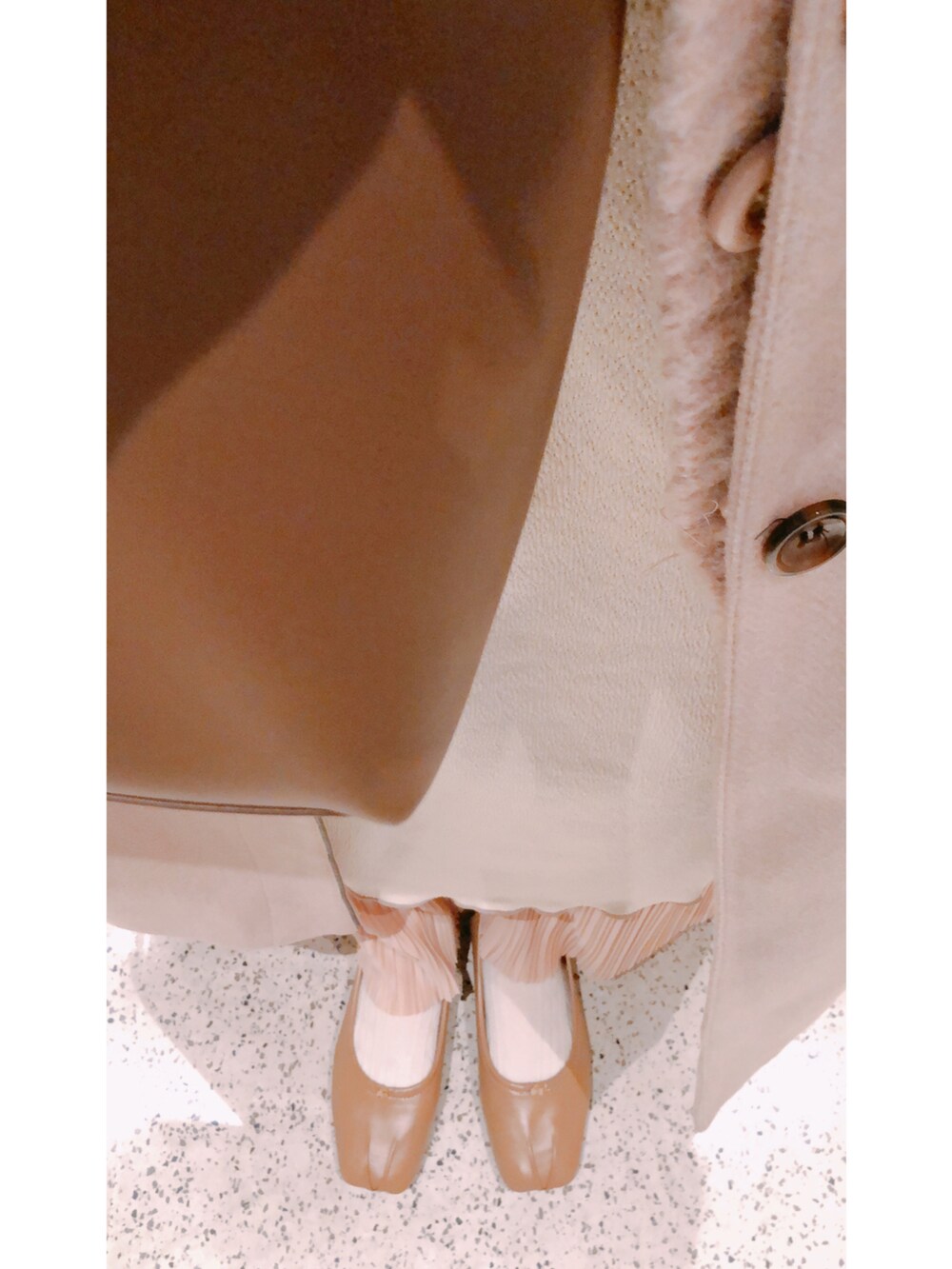 ベージュ系のシューズ、ベージュ系のその他パンツ、ブラウン系のバッグを着用したレディースの冬コーディネートの2枚目の写真