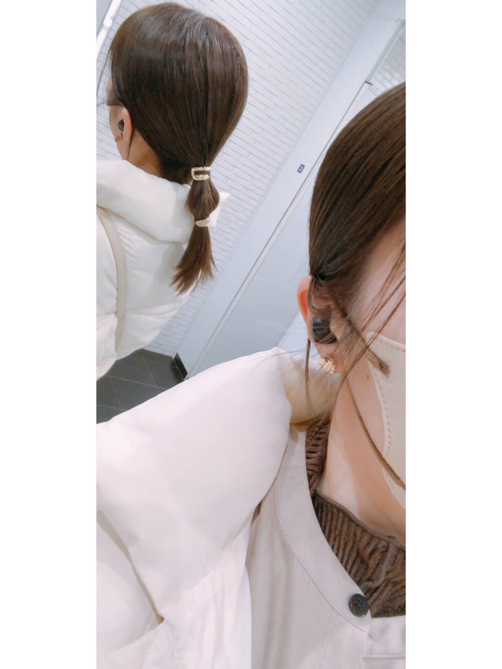 ブラウン系のパンプス、ブラウン系のパンツ、ベージュ系のシャツ/ブラウスを着用したレディースの冬コーディネートの3枚目の写真