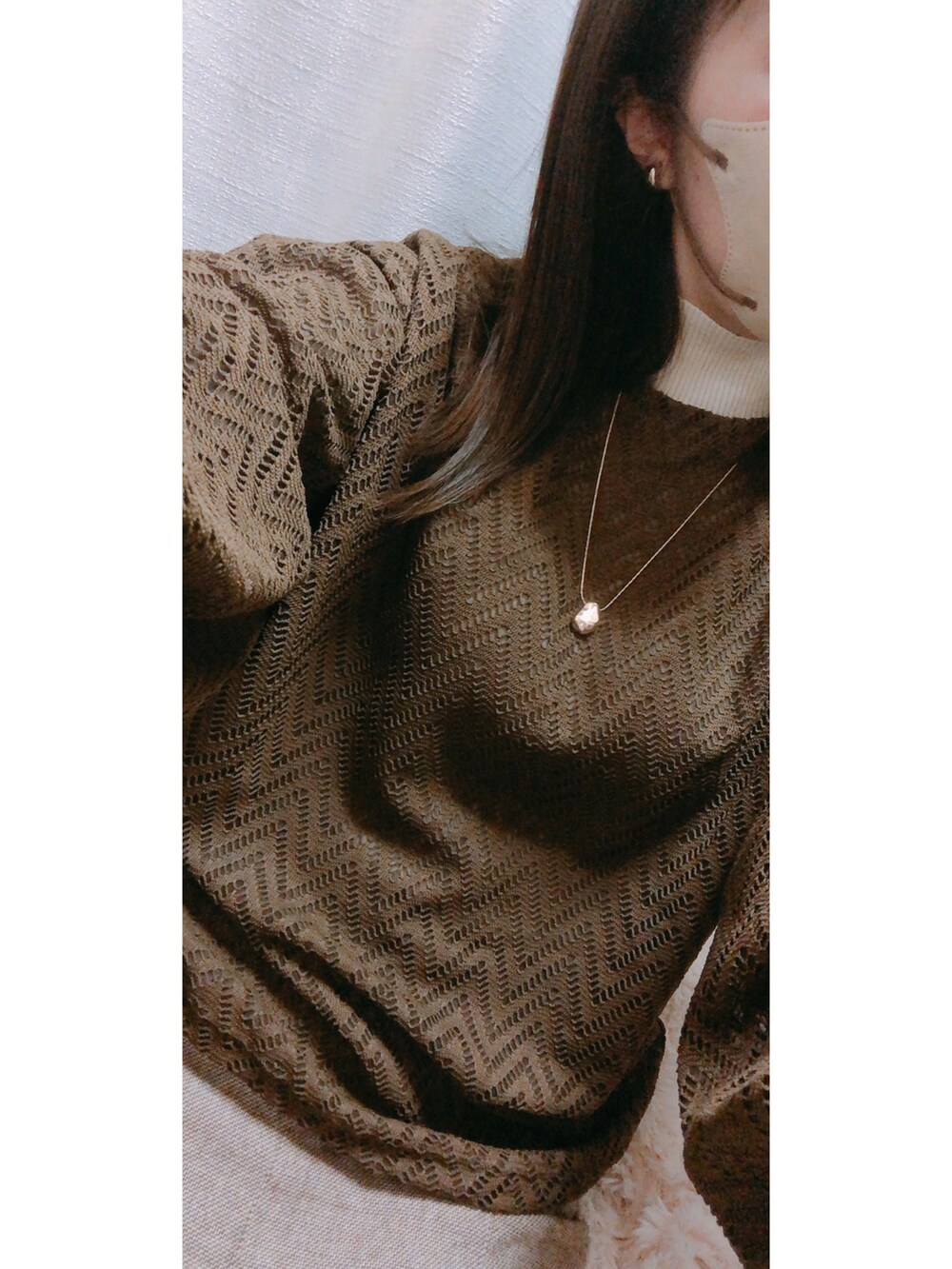 ブラウン系のスカート、ブラウン系のブーツ、ホワイト系のジャケット/アウターを着用したレディースの冬コーディネートの3枚目の写真