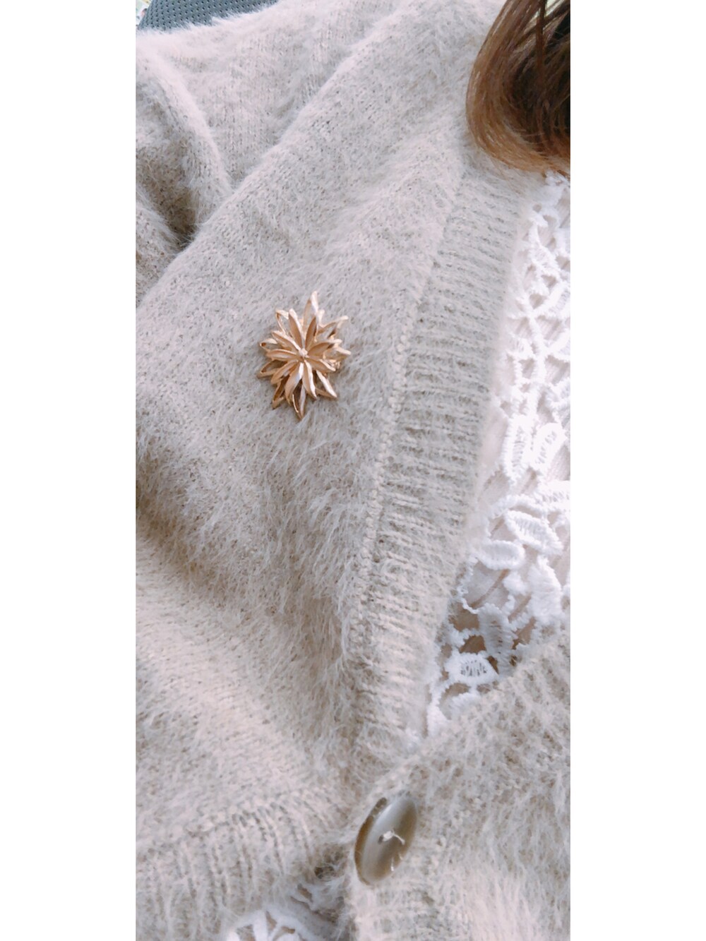 ベージュ系のカーディガン/ボレロ、ホワイト系のベスト、ホワイト系のニット/セーターを着用したレディースの冬コーディネートの2枚目の写真