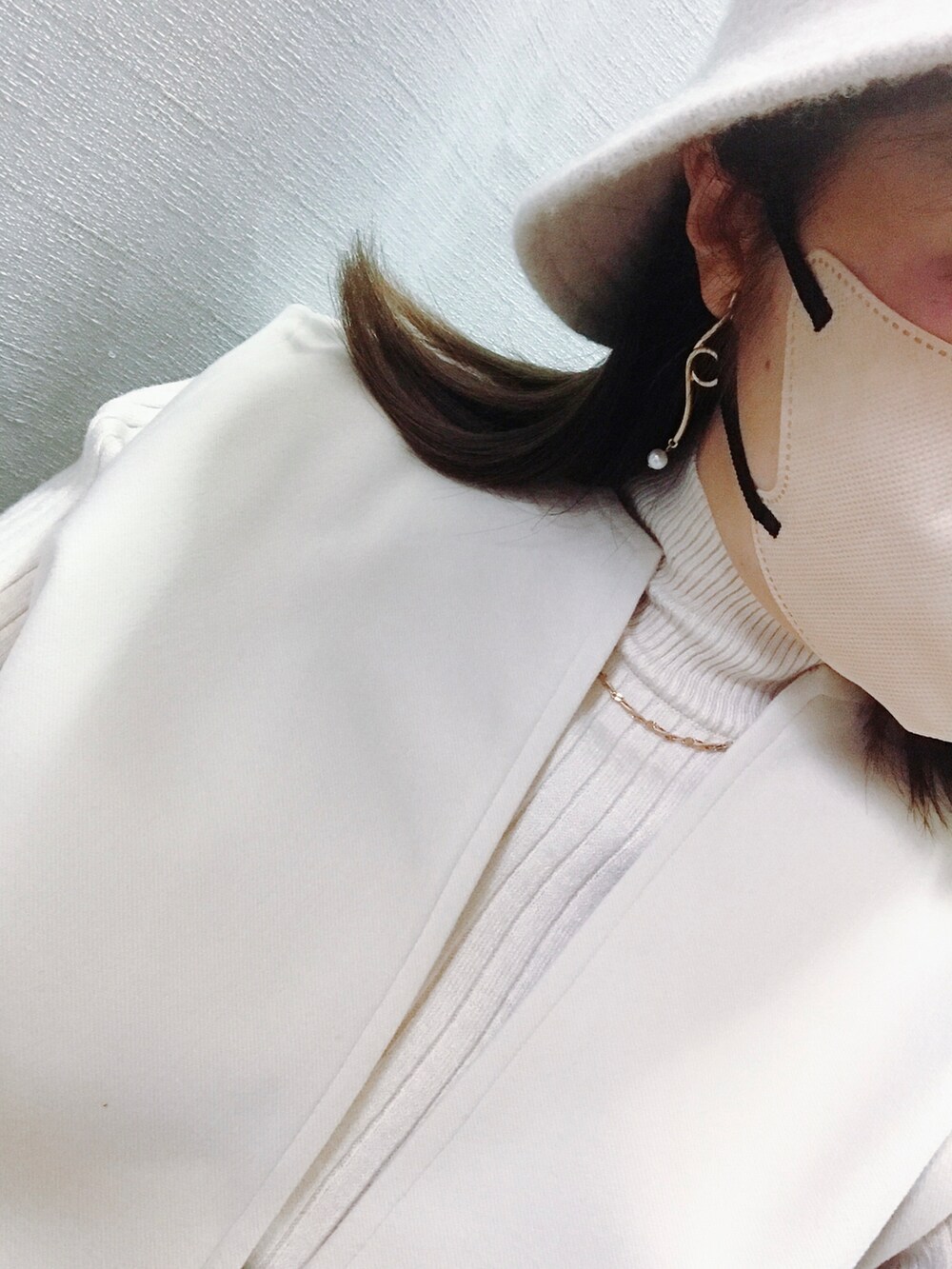 ホワイト系のベスト、ブラウン系のバッグ、ベージュ系のカーディガン/ボレロを着用したレディースの秋コーディネートの2枚目の写真