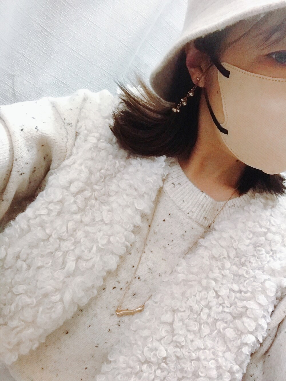 ブラック系のボストンバッグ、ホワイト系のベスト、ホワイト系のニット/セーターを着用したレディースの秋コーディネートの2枚目の写真