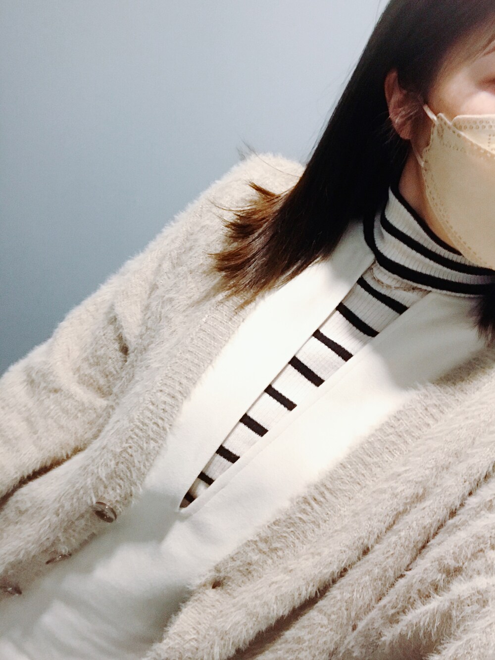 ベージュ系のカーディガン/ボレロ、ブラウン系のバッグ、ホワイト系のベストを着用したレディースの秋コーディネートの2枚目の写真