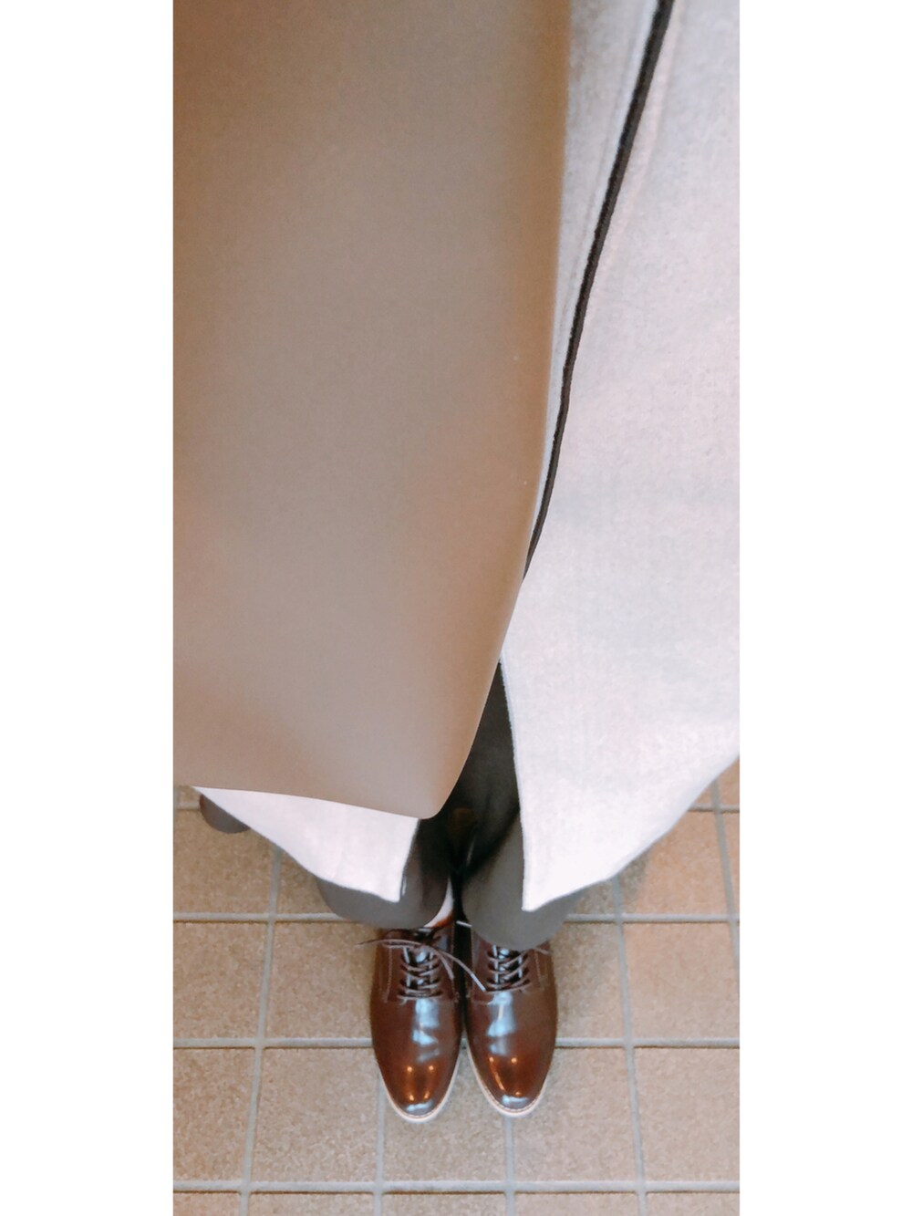 ホワイト系のニット/セーター、ベージュ系のジャケット/アウター、ブラウン系のバッグを着用したレディースの冬コーディネートの3枚目の写真