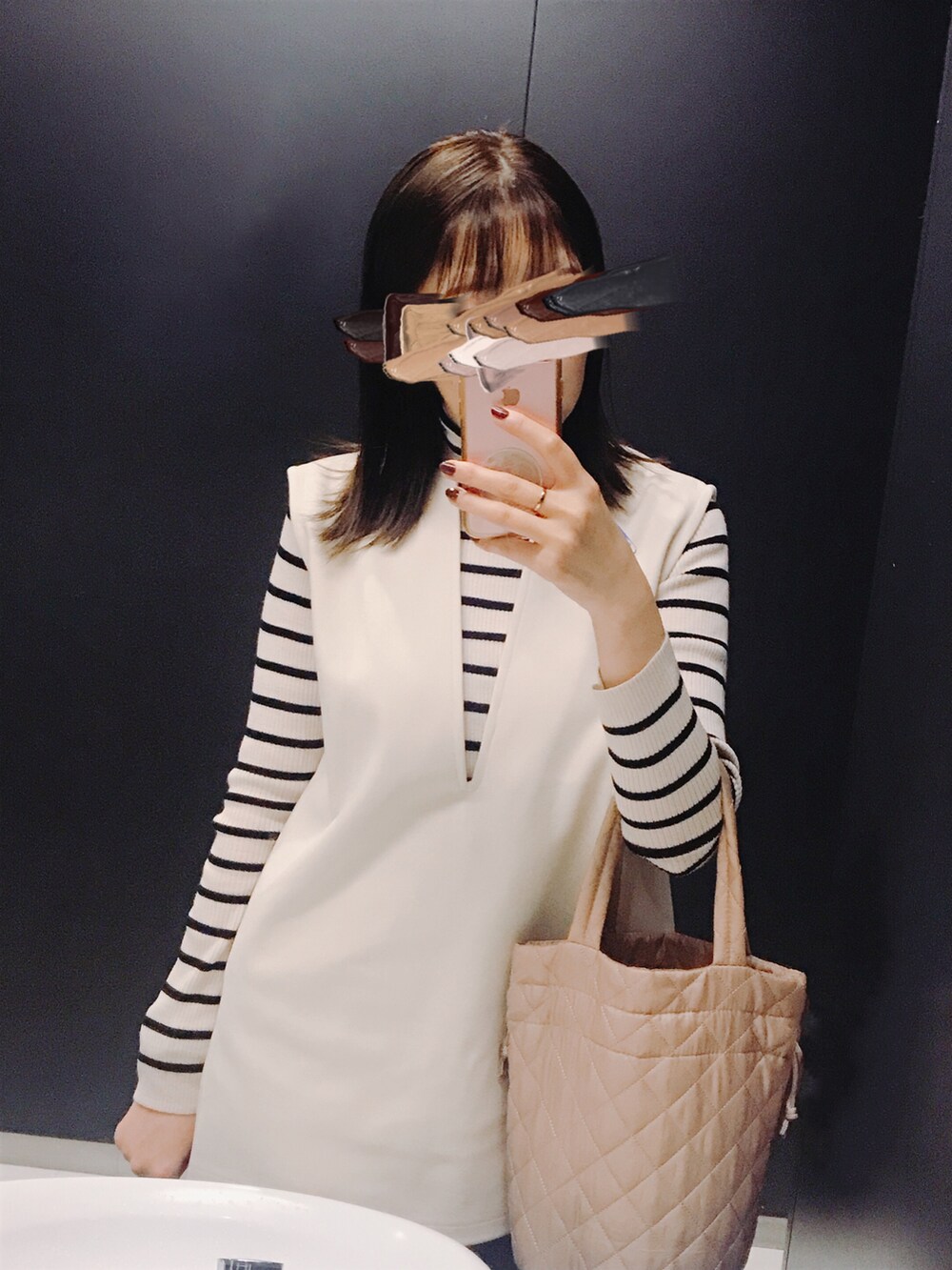 ベージュ系のカーディガン/ボレロ、ブラウン系のバッグ、ホワイト系のベストを着用したレディースの秋コーディネートの3枚目の写真