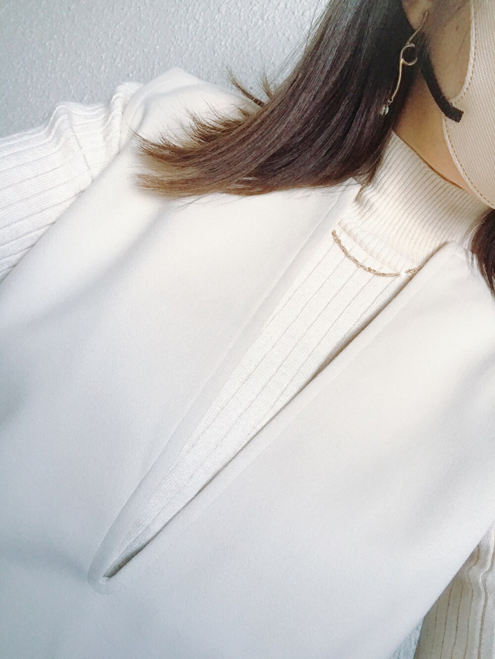 ブラウン系のバッグ、ブラウン系のスカート、ホワイト系のベストを着用したレディースの秋コーディネートの3枚目の写真