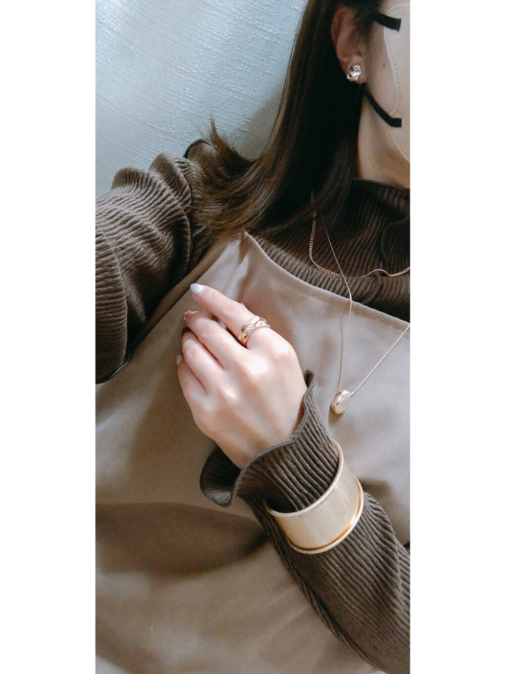 ブラウン系のトップス、ベージュ系のワンピース/ドレス、ホワイト系のジャケット/アウターを着用したレディースの冬コーディネートの2枚目の写真