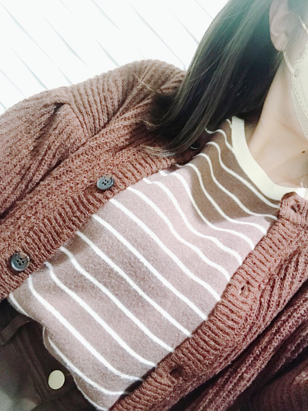 ホワイト系のハンドバッグ、ブラック系のボストンバッグ、ブラック系のブーツを着用したレディースの秋コーディネートの3枚目の写真